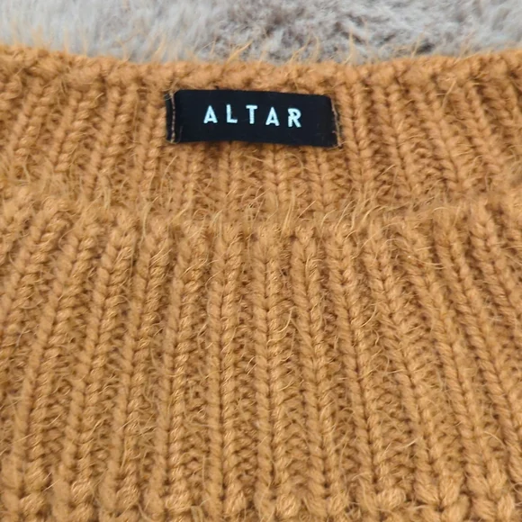 Fuzzy sweater - Picture 2 of 3